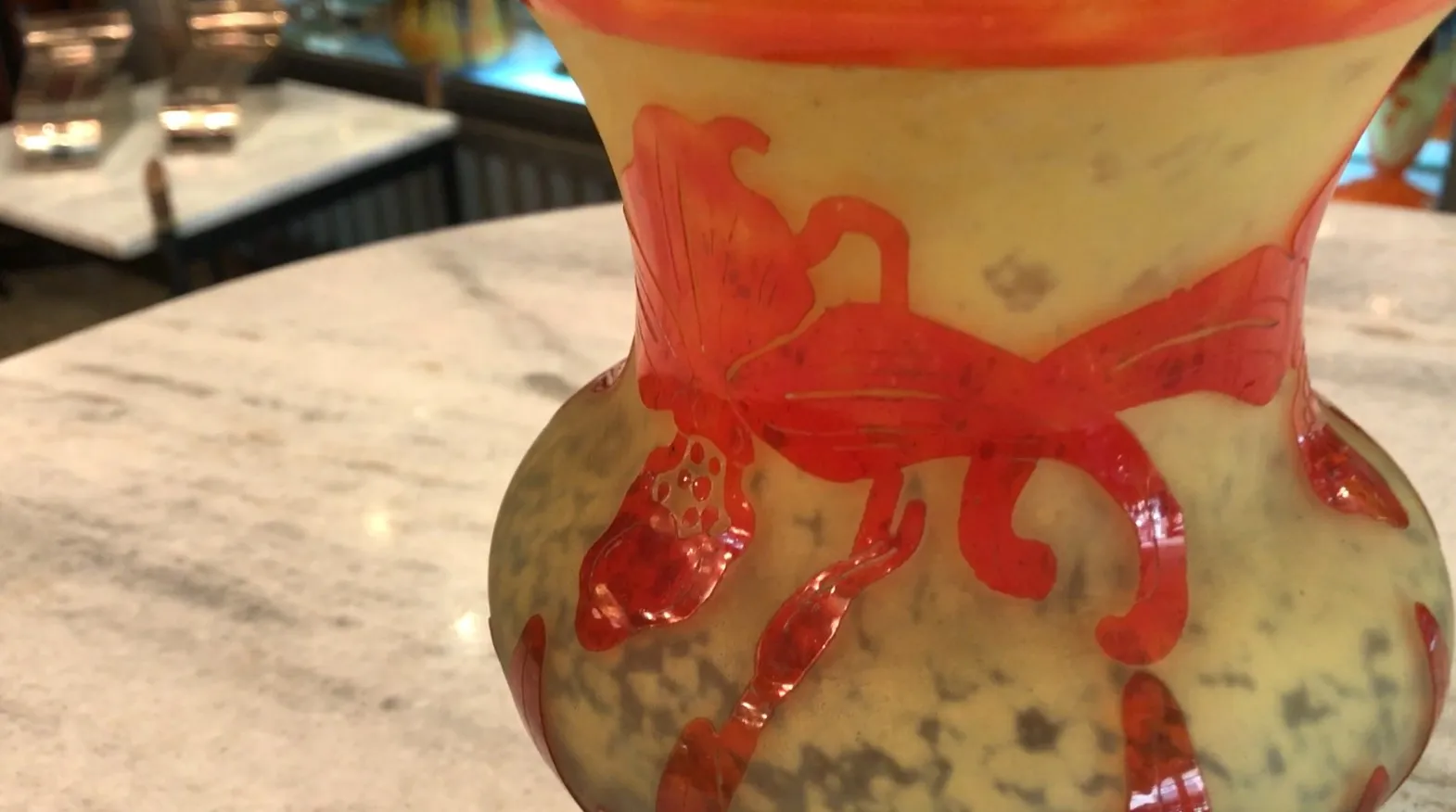 Vase antique avec design coloré et signature Le Verre.