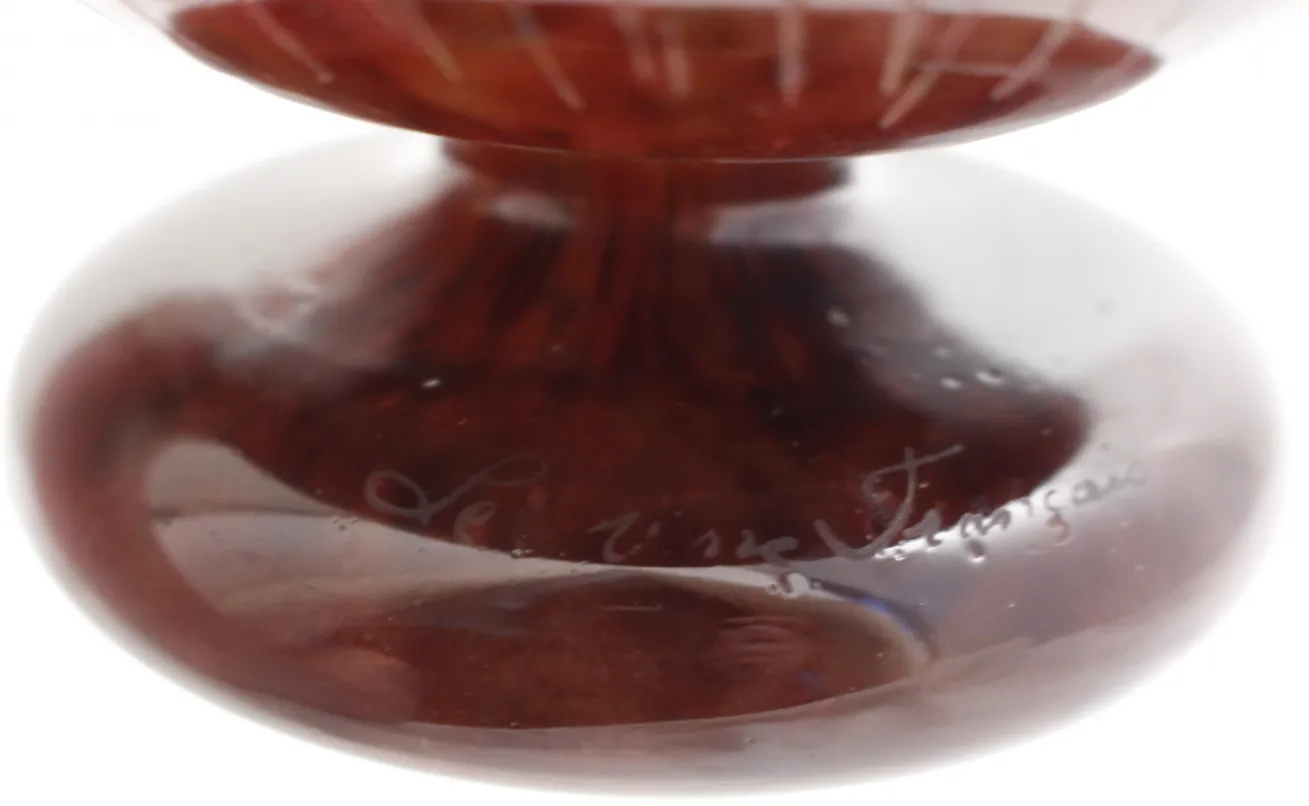 Стекло с подписью от Le Verre, прозрачный фон и элегантный, антикварное декоративное изделие.