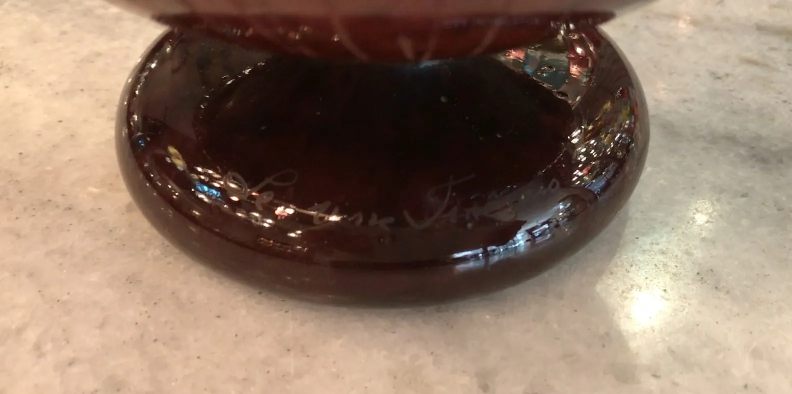 vidro assinado antigo Le Verre com marca distintiva, design clássico.