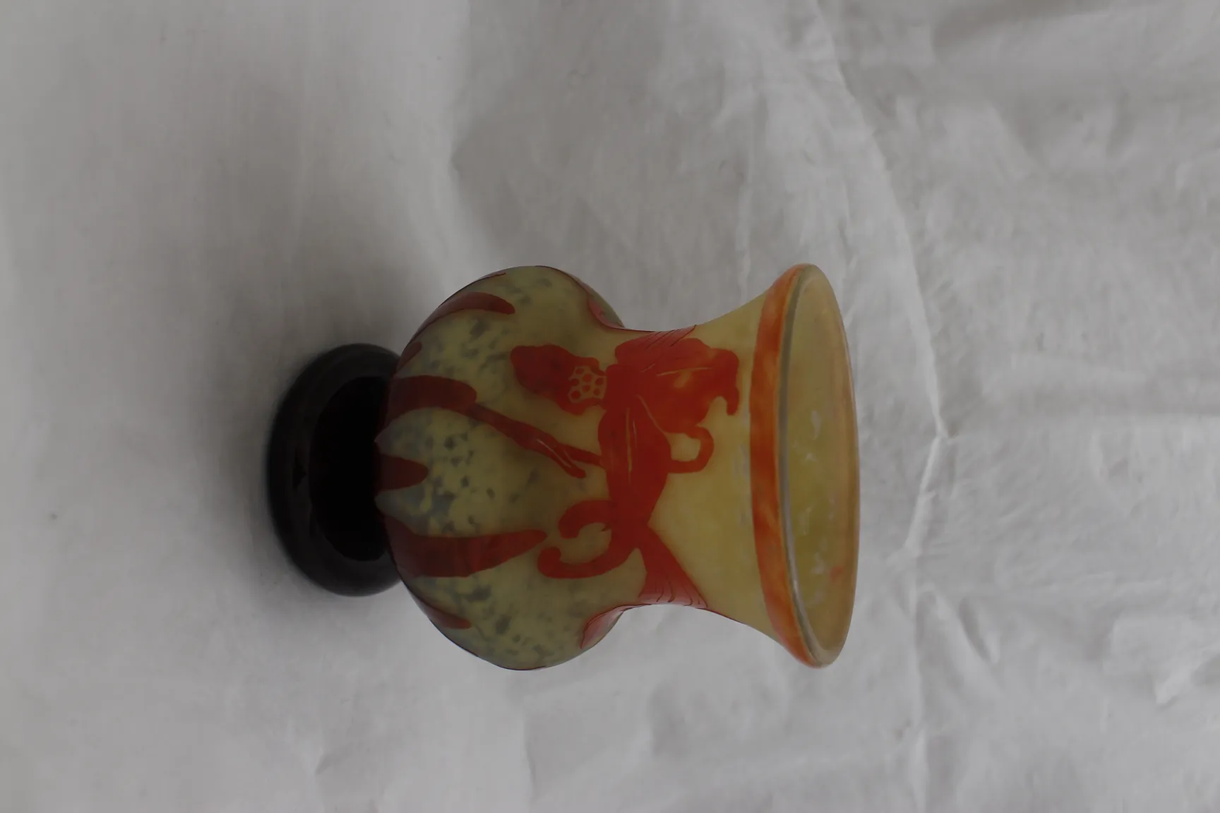 Verre signé antique Le Verre avec des détails décoratifs en jaune et rouge, affichant un design élégant.