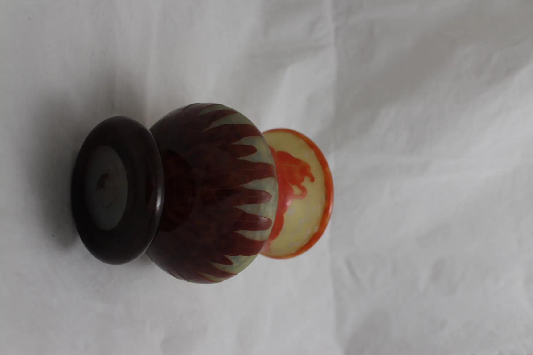 antikes Glas mit Unterschrift und dekorativen Details