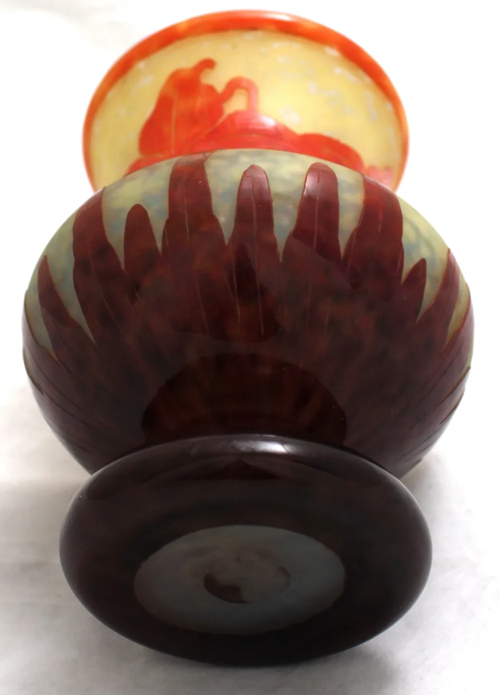 Visão de um antigo vidro assinado le verre francês com detalhes coloridos.