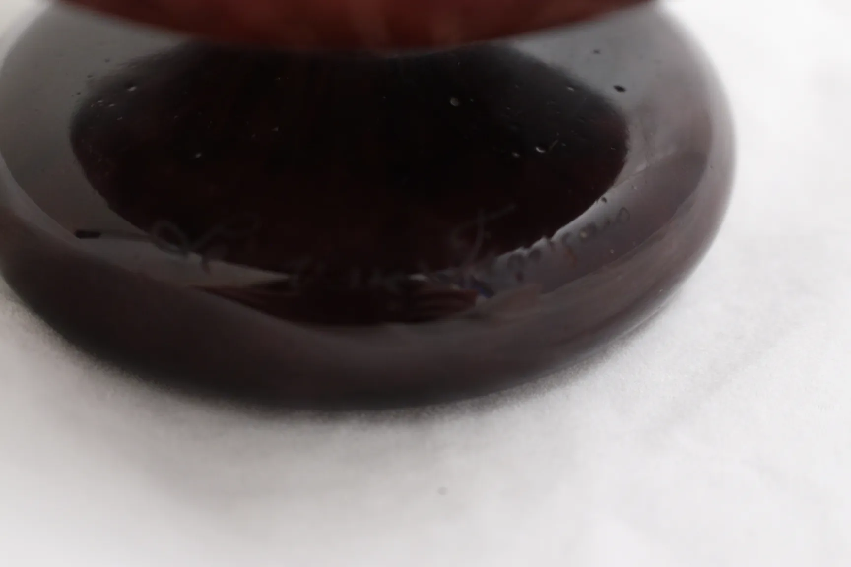 具有签名的古董玻璃Le Verre，背景柔和且清晰。