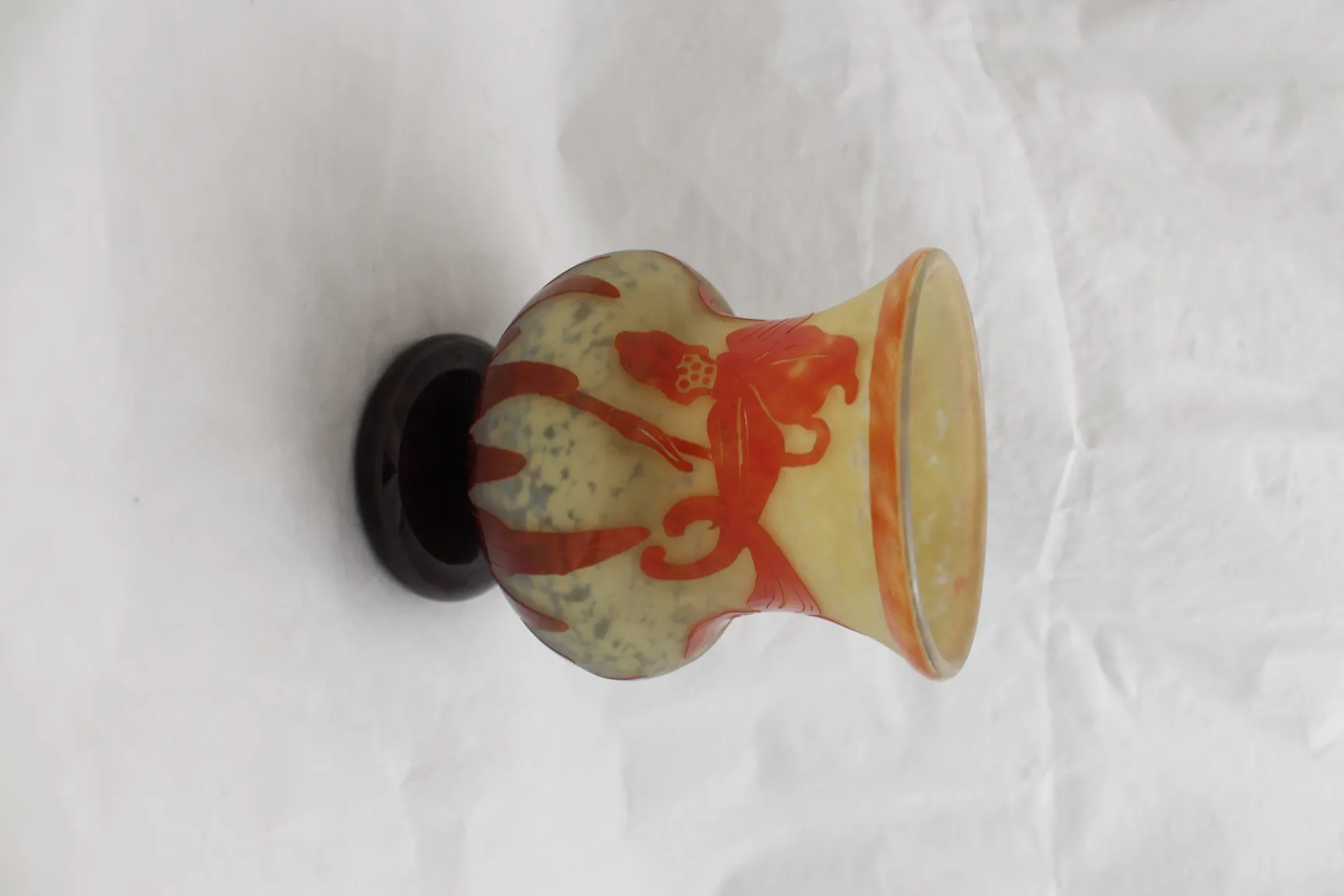 Vasija de vidrio firmado Le Verre con decoraciones en naranja