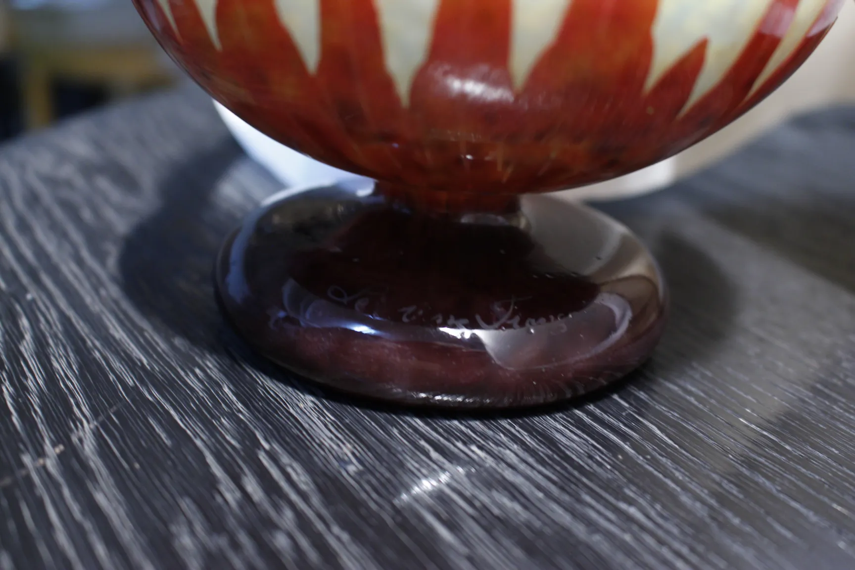 Vetro antico con design elegante e firma distintiva.