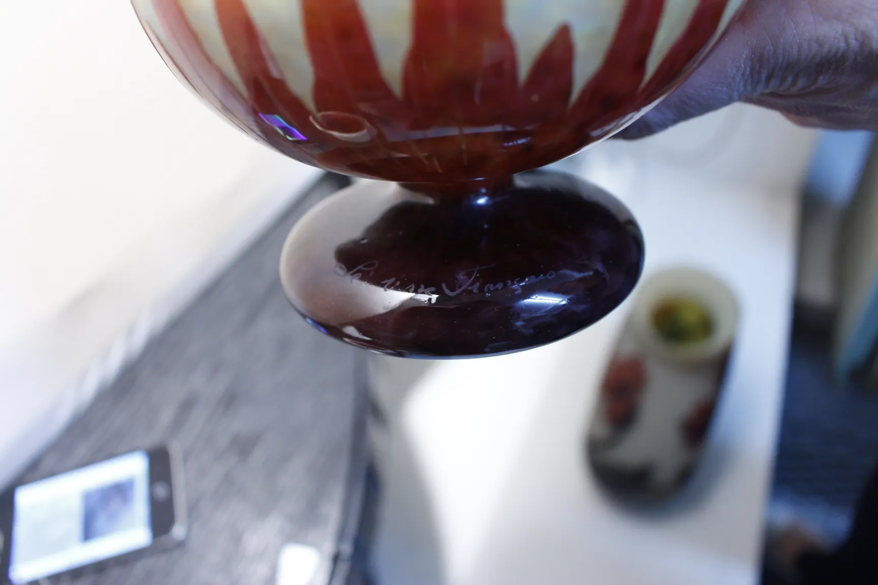 Vidrio firmado antiguo Le Verre con un pie elegante y rayas rojas.