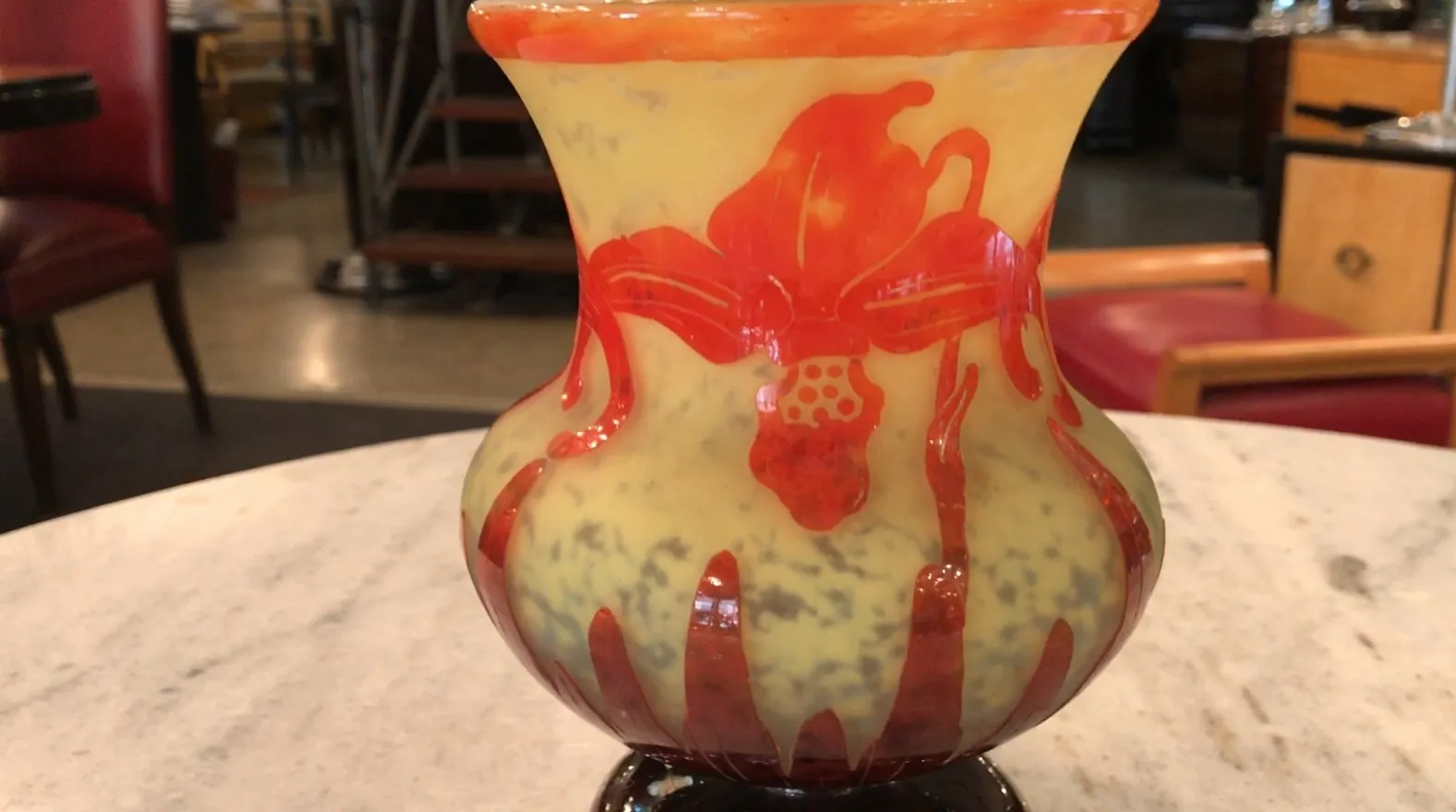 Verre signé Le Verre avec motif de fleur rouge sur fond jaune, antiquité.