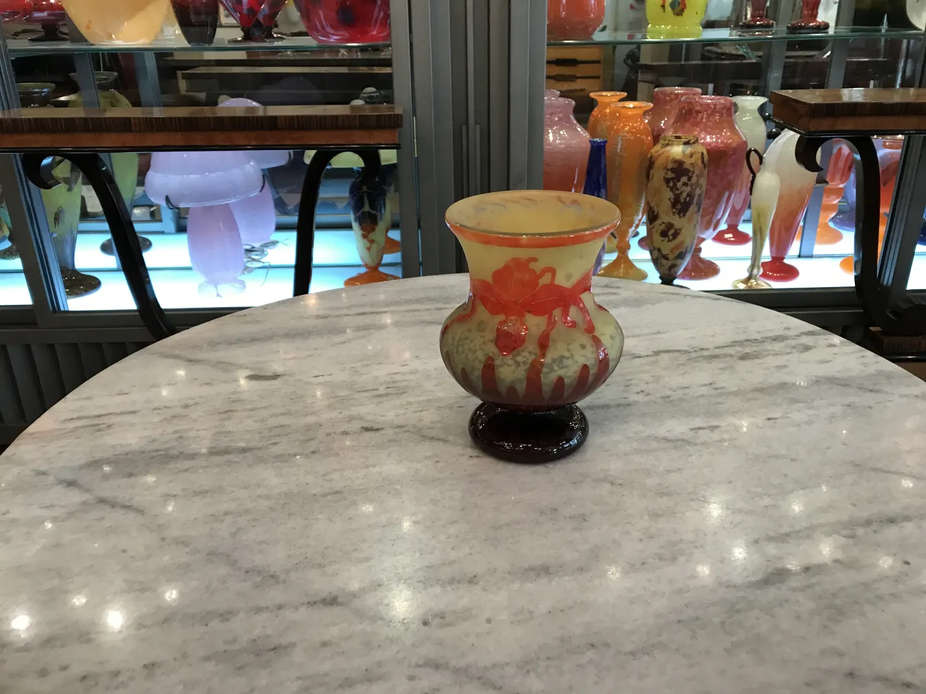 골동품 서명된 유리잔 Le Verre 생생한 색상