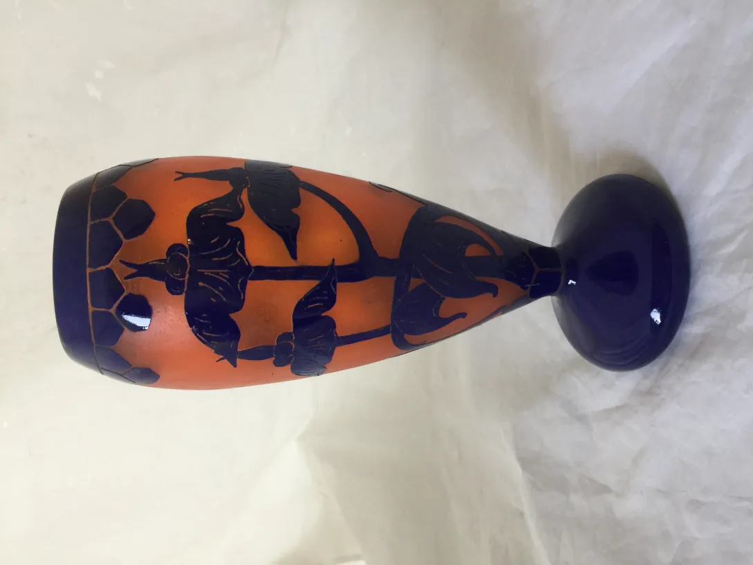 Vidro antigo assinado Le Verre em laranja e azul com desenho floral.