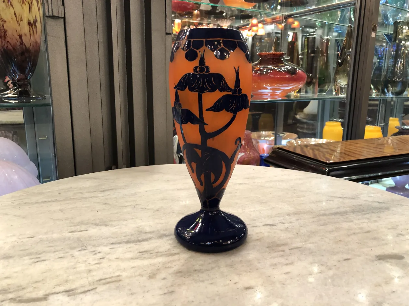 Vaso de vidro antigo com design de flores em laranja e azul