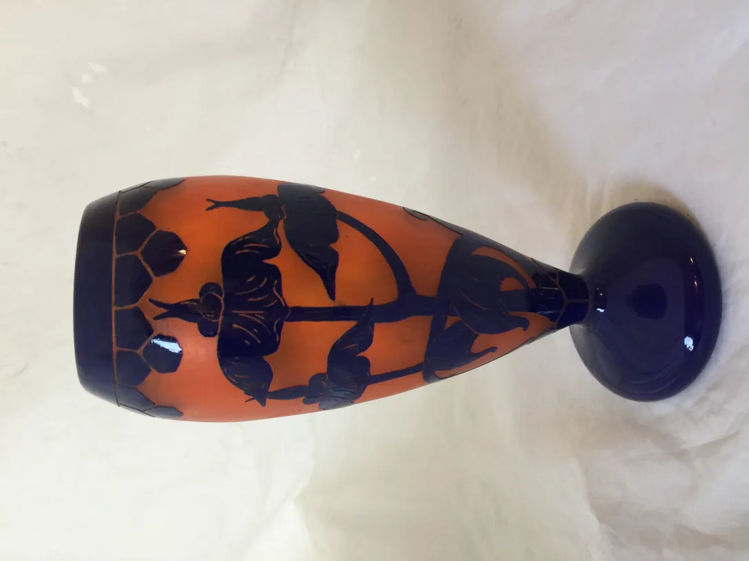 Vidrio antiguo firmado Le Verre con diseño floral en naranja y azul.