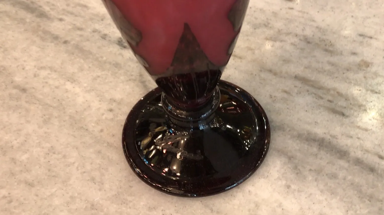 ग्लास पर हस्ताक्षरित Le Verre एक आलीशान मेज पर