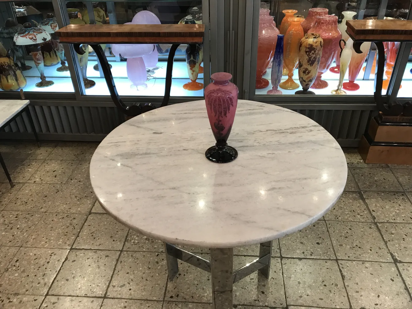 vetro firmato Le Verre su tavolo in marmo con oggetti antichi