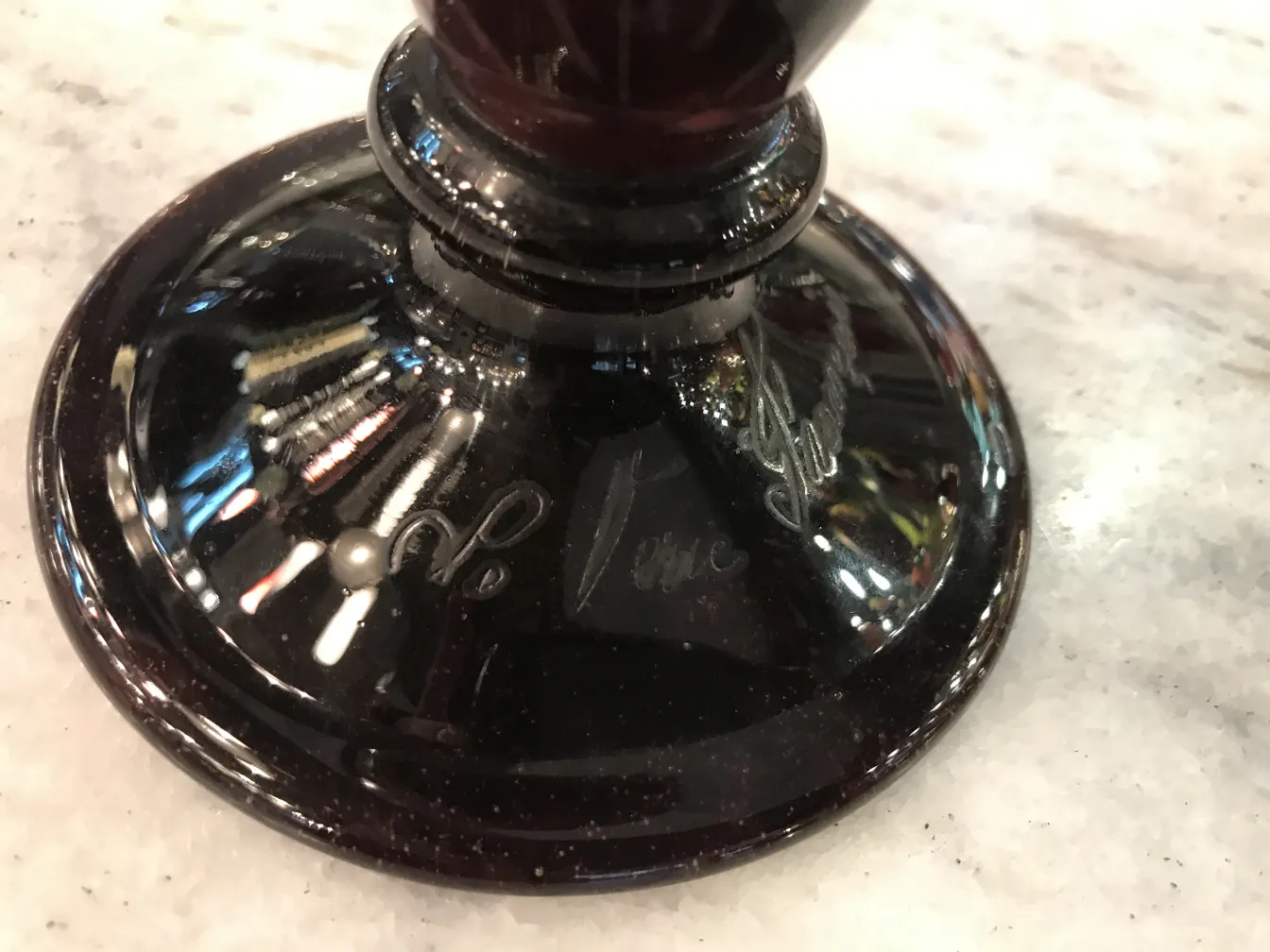 Vidro antigo assinado Le Verre, elegante e escuro