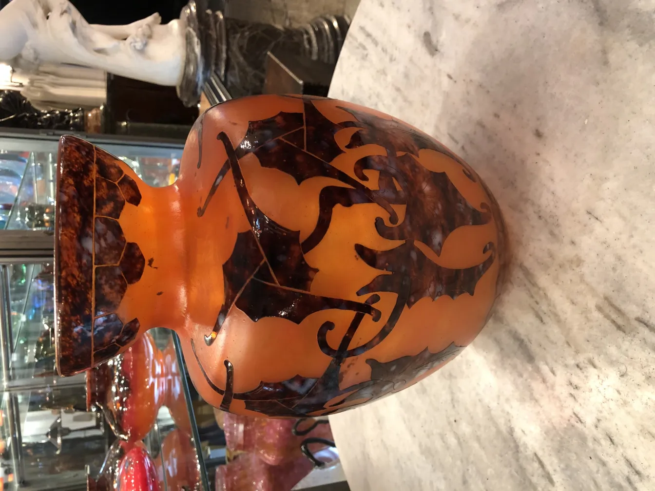 vaso de vidro antigo com design em tom âmbar