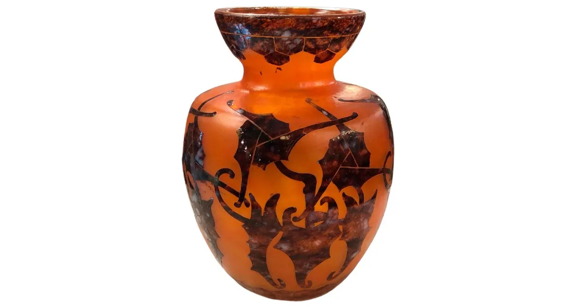 Vaso antico in vetro firmato Le Verre con motivi decorativi di foglie in toni caldi.