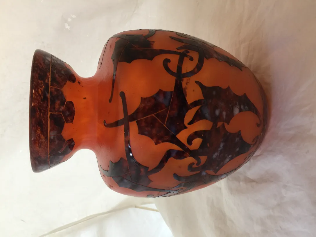 vase antigo de vidro assinado le verre com decorações em laranja e preto