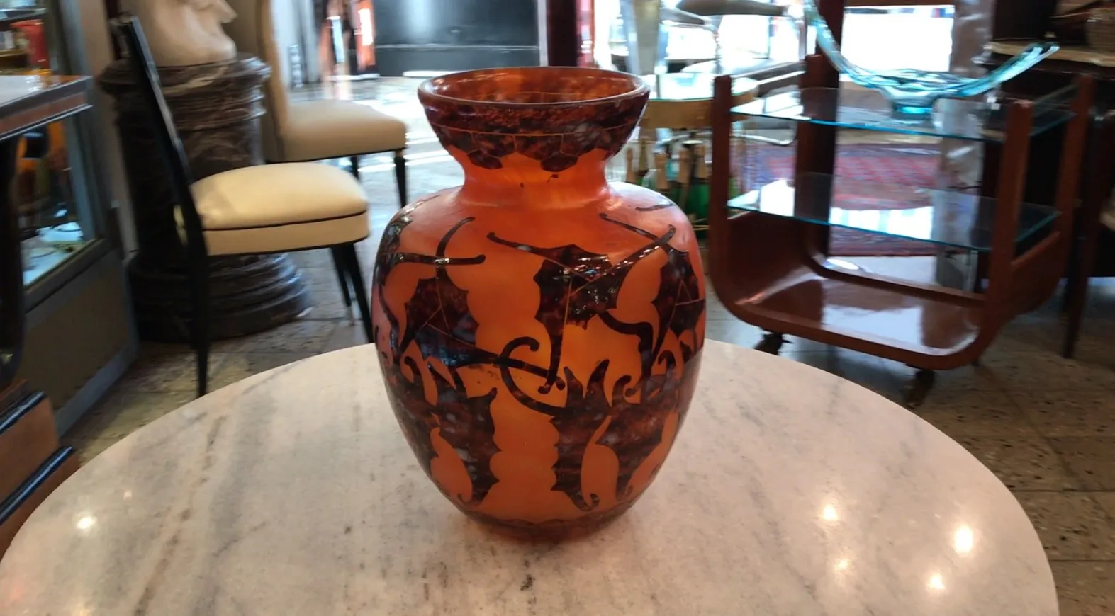 زجاج قديم جميل موقّع من Le Verre مع تصاميم على السطح، بيئة أنيقة.