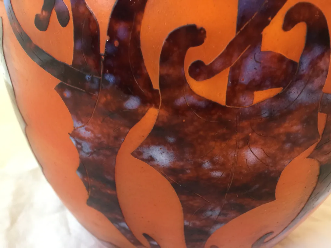 Vetro firmato Le Verre, dettagli decorativi marroni e arancioni, antiquariato francese.