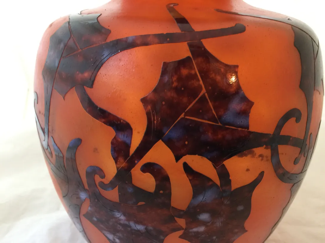 Antikes signiertes Glas mit aufwendigem Blattdesign.