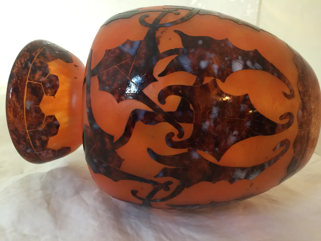 Vidro assinado Le Verre com padrões decorativos em tons quentes