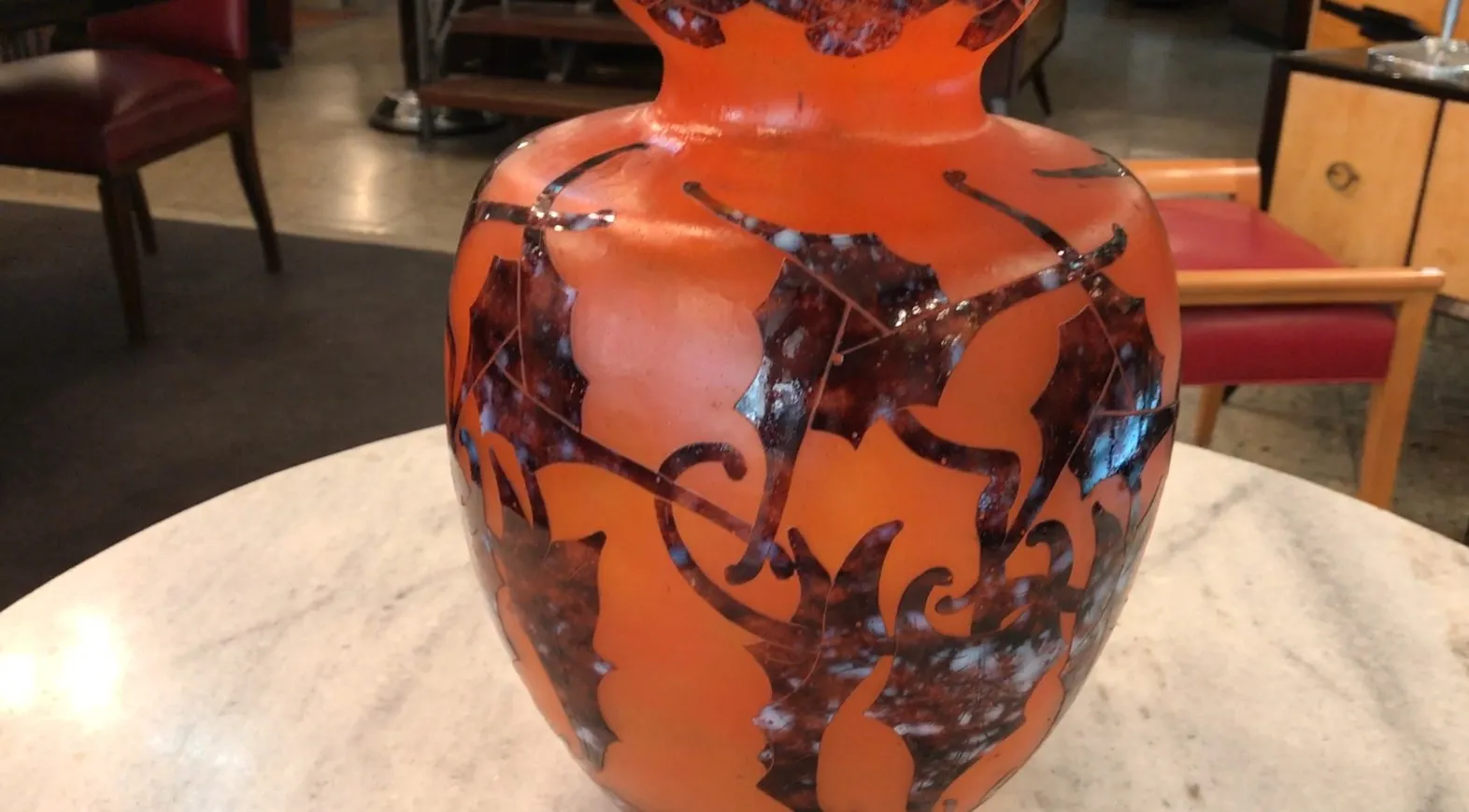 vidro assinado le verre com detalhes decorativos em laranja e marrom