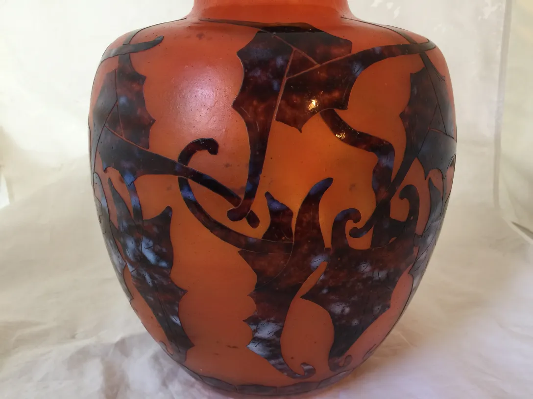 Antiguo vidrio firmado Le Verre con decoración intrincada en tonos ámbar y negro.