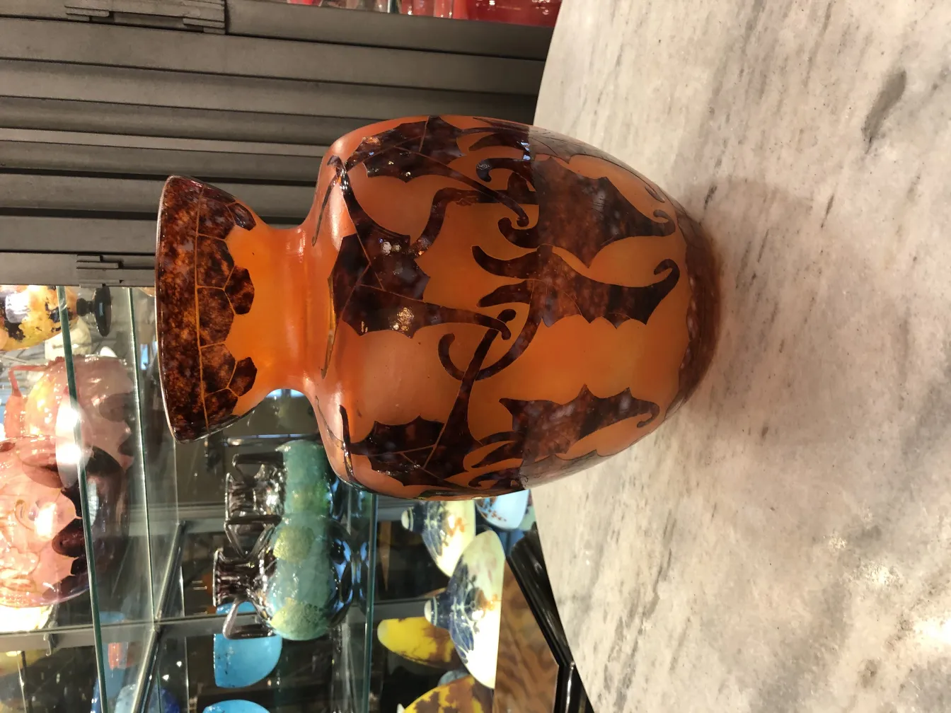 Vase ancien avec design en verre signé Le Verre, ambiance élégante