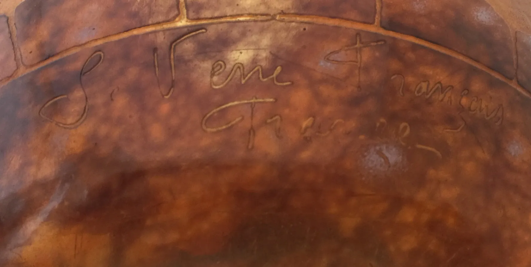 고대 서명 유리잔 (Le Verre)에는 표면에 복잡한 세부 사항이 있습니다.