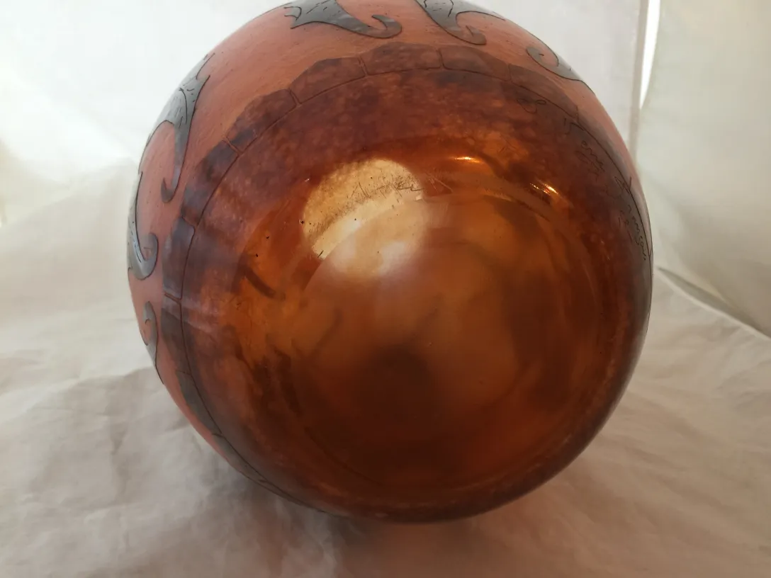 Verre signé Le Verre avec un design orné aux tons chauds, antiquité.