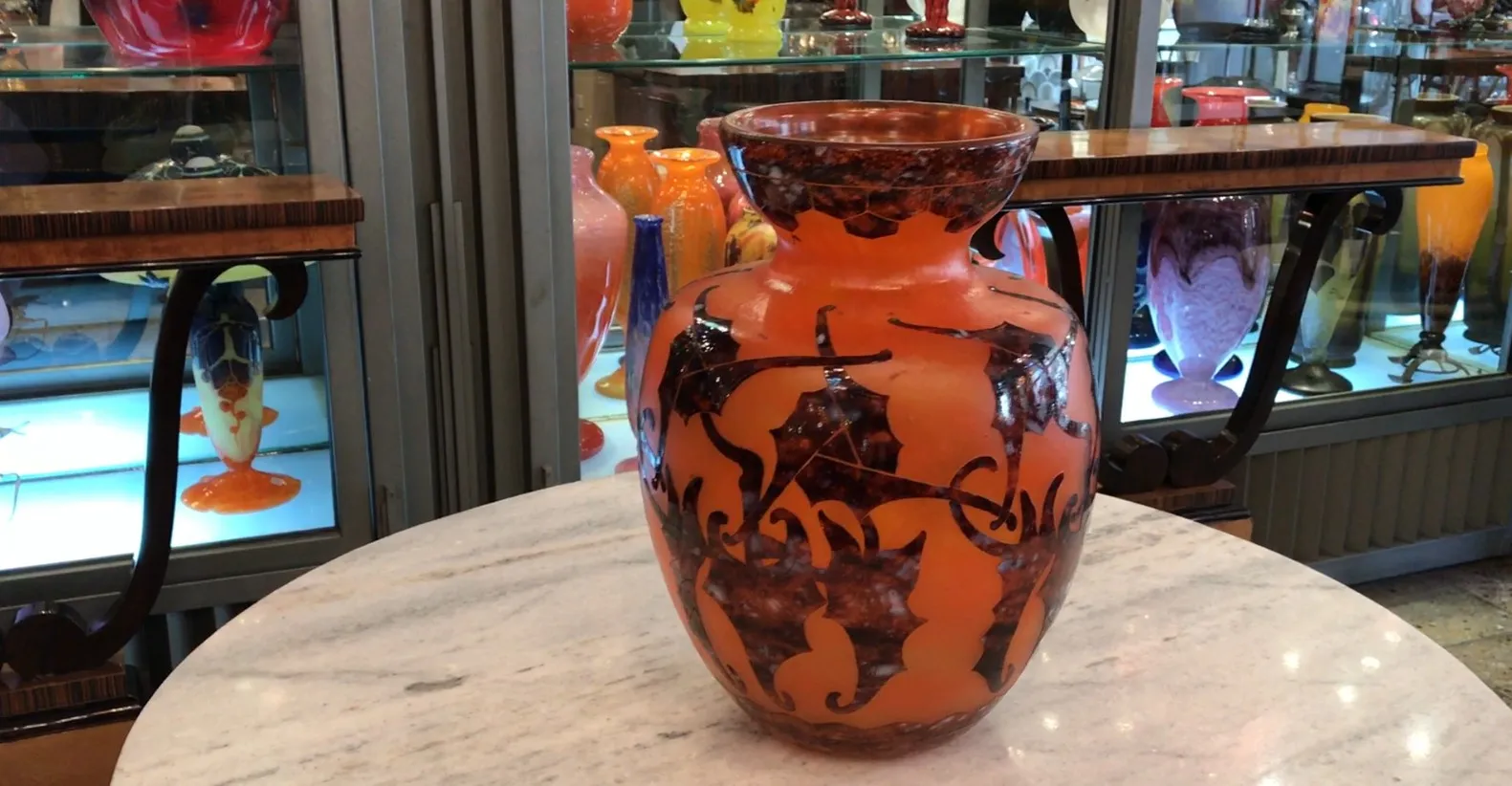 Ancien verre signé Le Verre avec design artistique en orange et noir