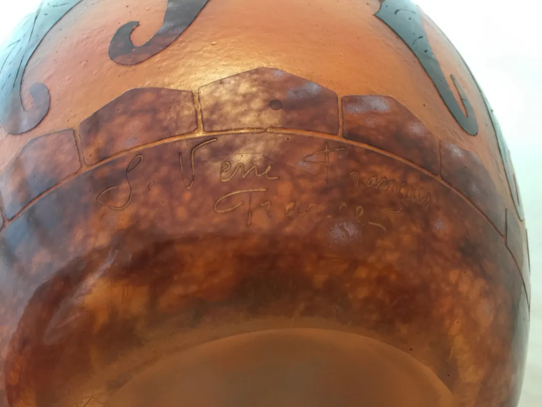 زجاج قديم موقّع (Le Verre) بتصميم مميز