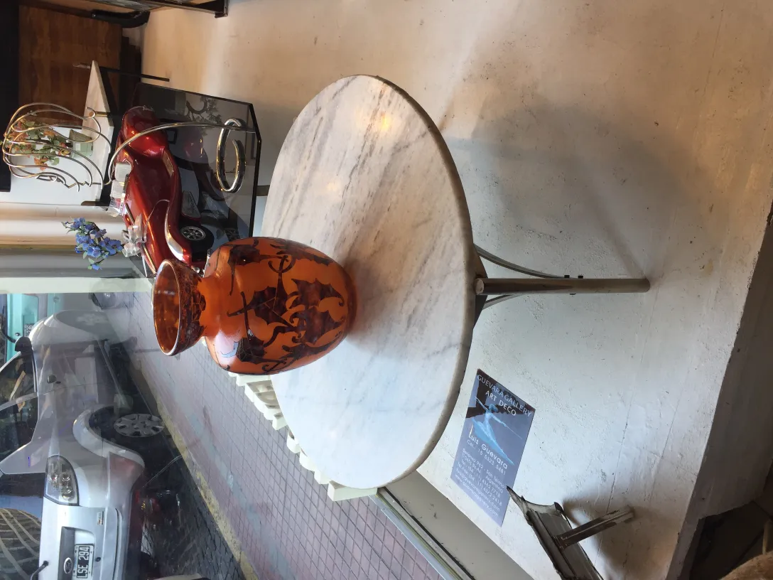 vase en verre signé le verre dans un cadre ancien