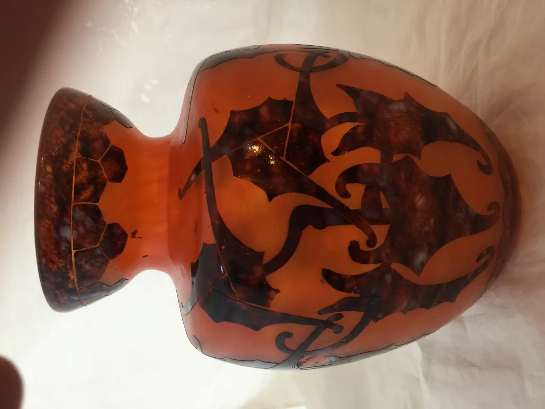 jarra de vidro antigo com padrão decorativo assinado