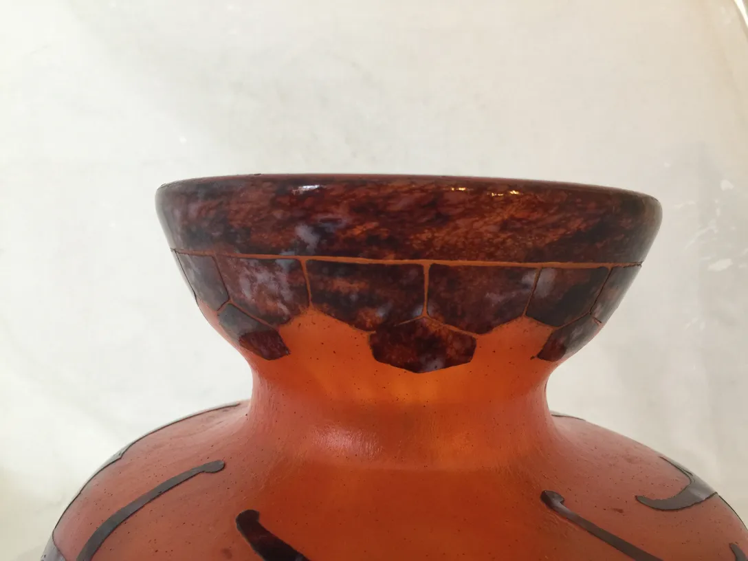 Vetro firmato Le Verre con design decorativo in toni ambra e marrone