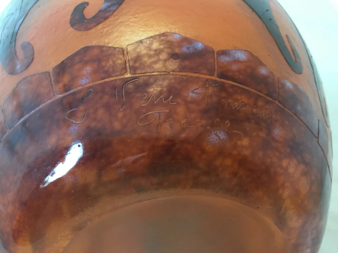 vidrio antiguo con firma de le verre, detalles en cobre y marrón