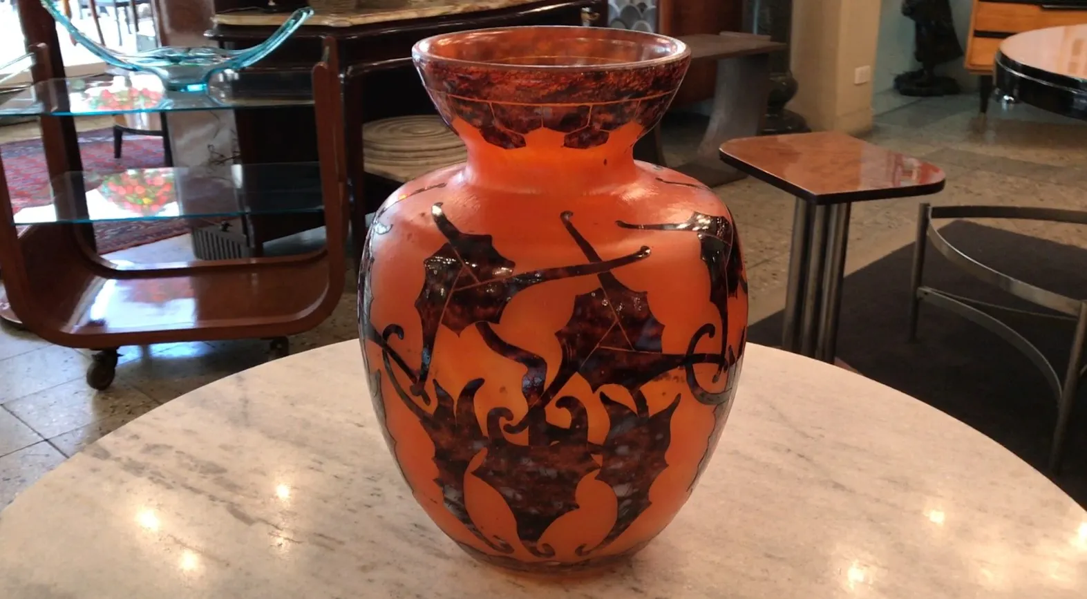 오렌지와 검은 색조로 된 앤티크 서명된 유리 잔(Le Verre) 화병