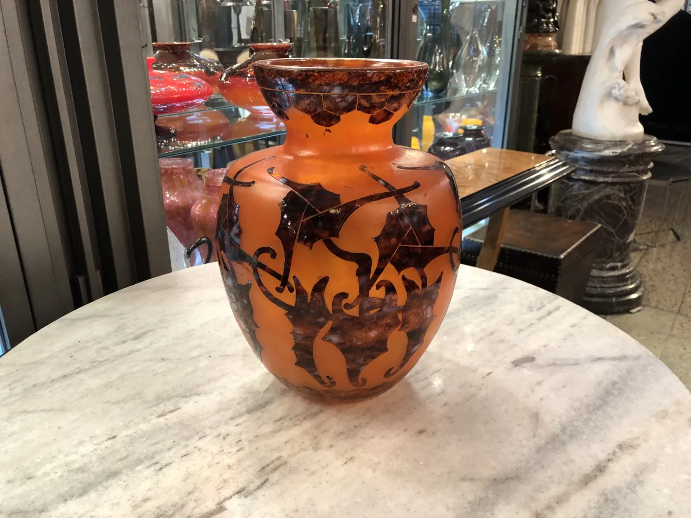 vase antico in vetro con design nero e arancione su sfondo elegante