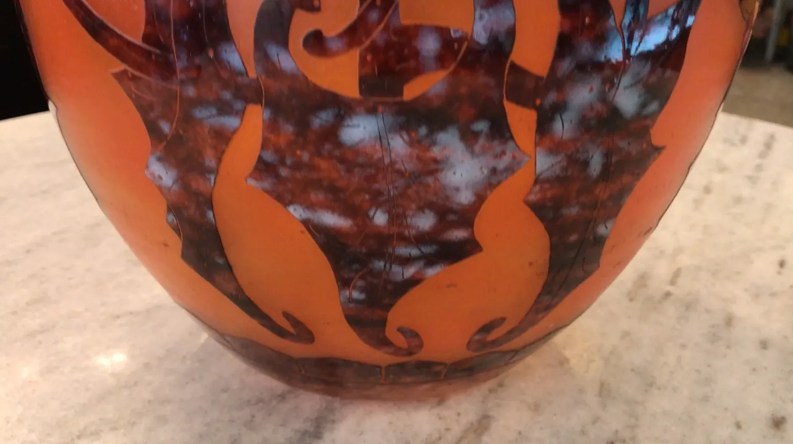 Vetro firmato Le Verre con decorazione colorata e curve eleganti, antiquariato.