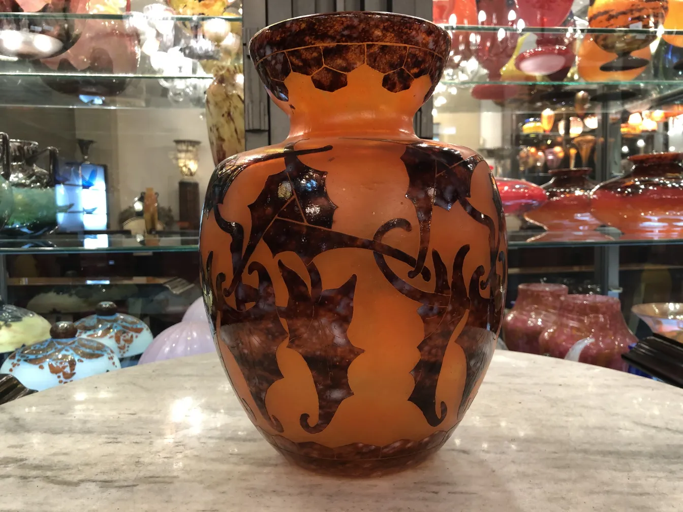 jarrón antiguo de vidrio con diseño ornamentado en naranja y marrón