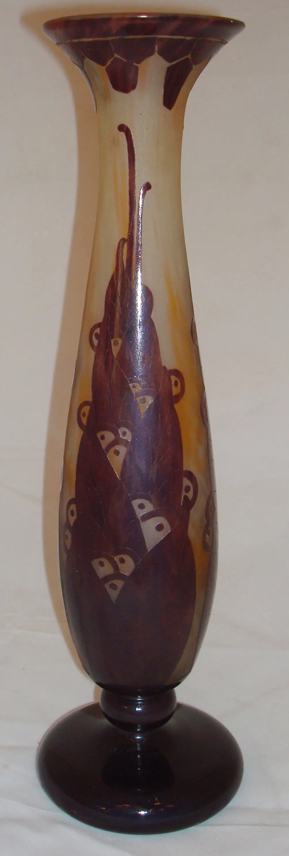 Antigo vaso de vidro assinado Le Verre com design em marrom e dourado.