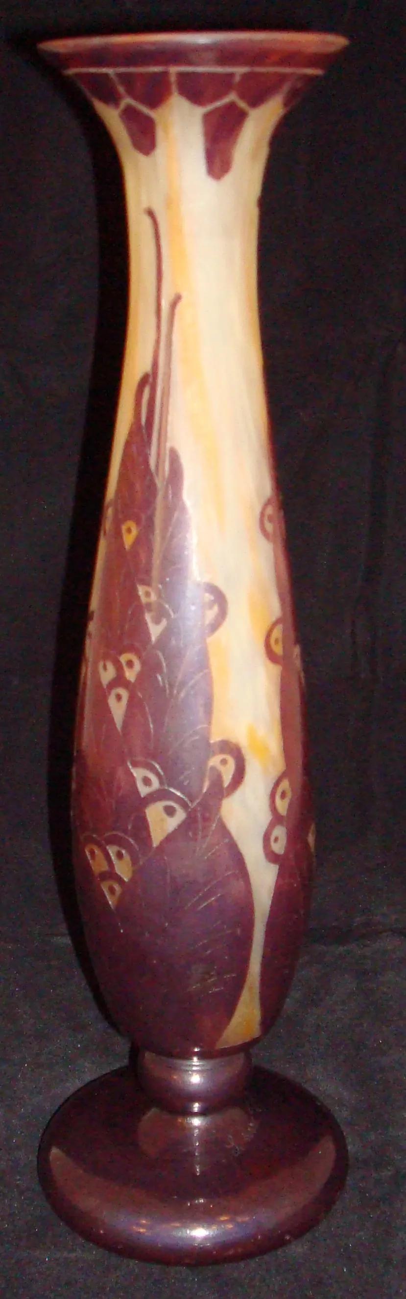 Verre ancien signé (Le Verre) avec un motif décoratif de plumes