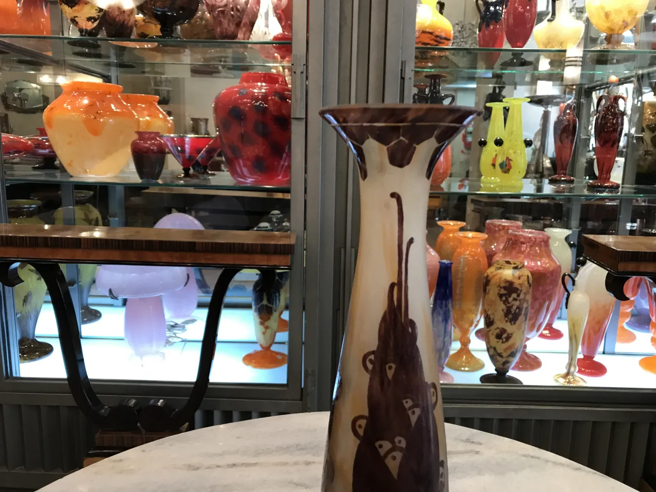 Antike Glasvase mit Unterschrift Le Verre und dekorativem Design