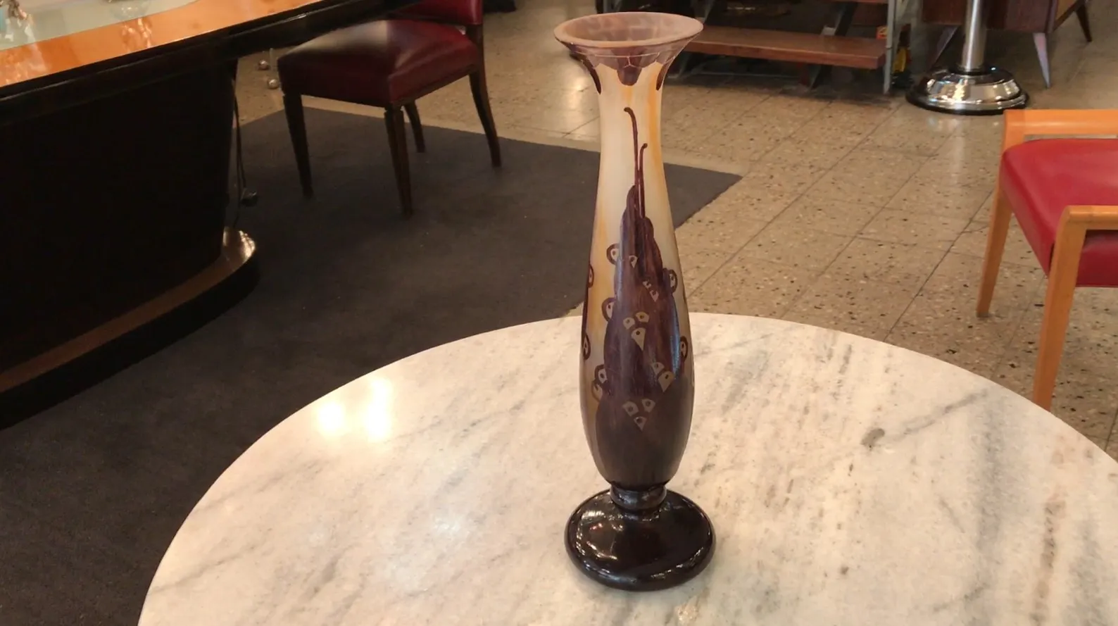 복잡한 세부사항이 있는 장식용 서명된 유리병