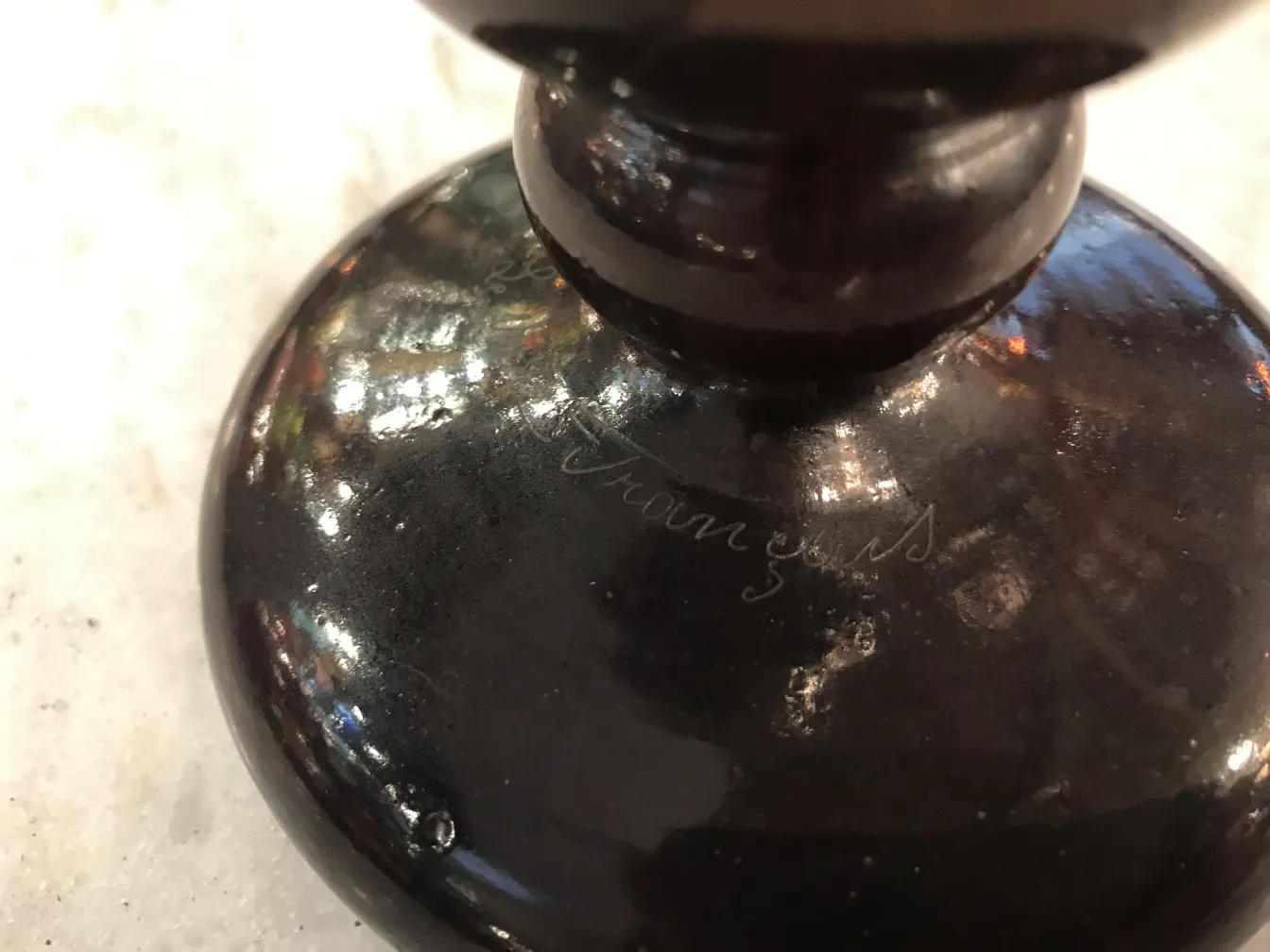 Signiertes Glas Le Verre auf einem antiken Tisch mit Glanz