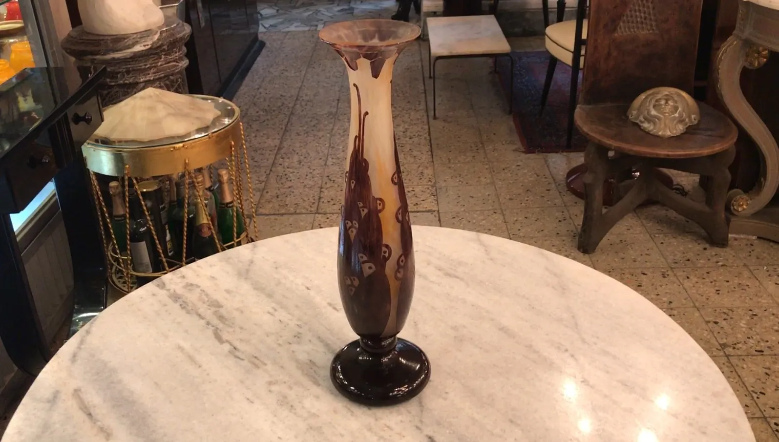 Hohe Vase aus signiertem Glas Le Verre mit dekorativen Details in Brauntönen und elegantem Design, auf einem Marmortisch platziert.