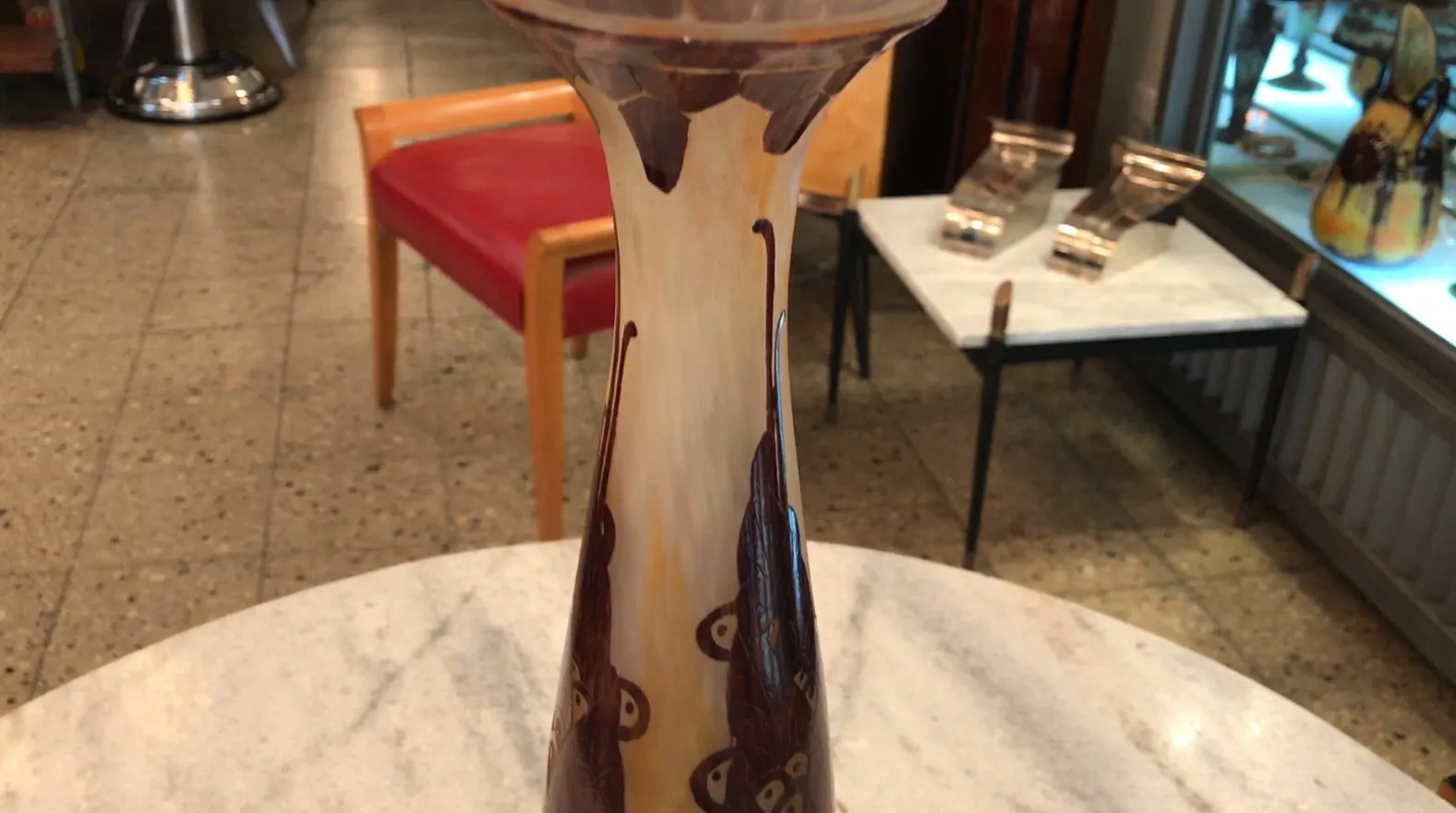 ग्लास पर हस्ताक्षरित Le Verre के गर्म रंगों के साथ प्राचीन परिवेश में।