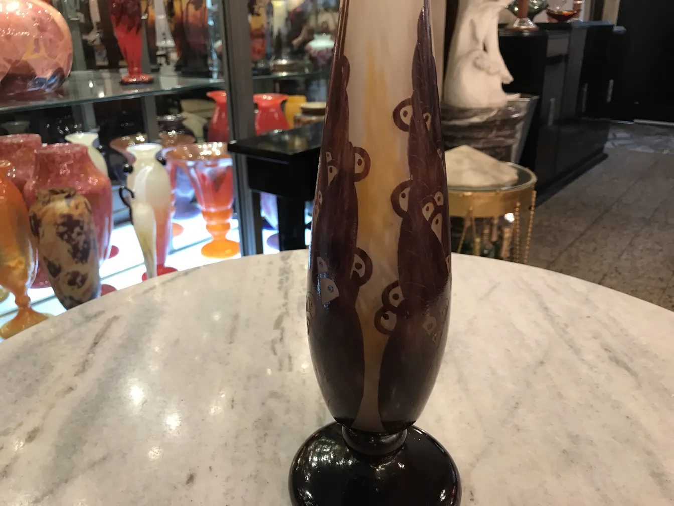 Antiguidade vidro assinado Le Verre com designs elegantes em um ambiente de exposição