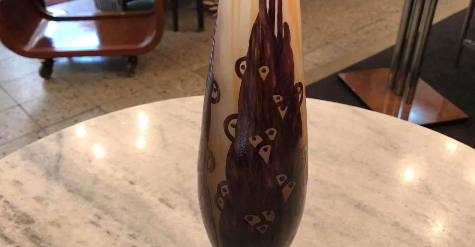 Vaso di vetro antico le verre con dettagli decorativi unici