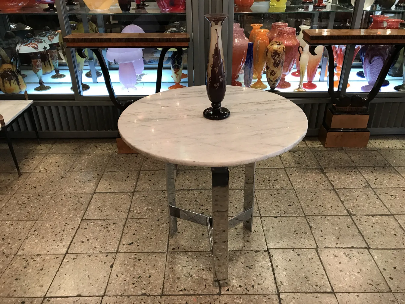 Vaso de vidro antigo com design intrincado ao fundo.